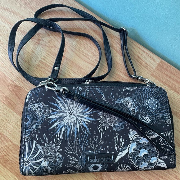 SAKROOTS Navy Sea Turtle Wallet Wristlet Crossbody - Picture 3 of 6